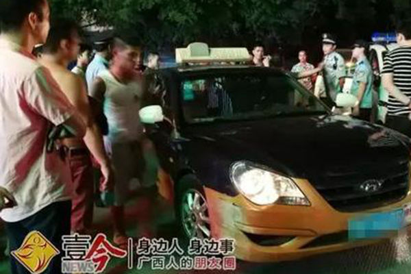 柳州大热天锁乘客开暖气涉事司机被公司清退