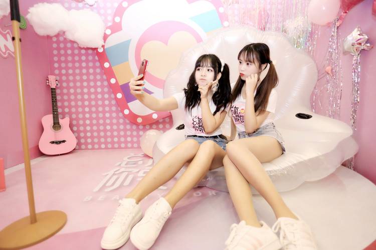 情话与狗见证了美颜相机的发展史 (美图秀秀美颜相机发展史)