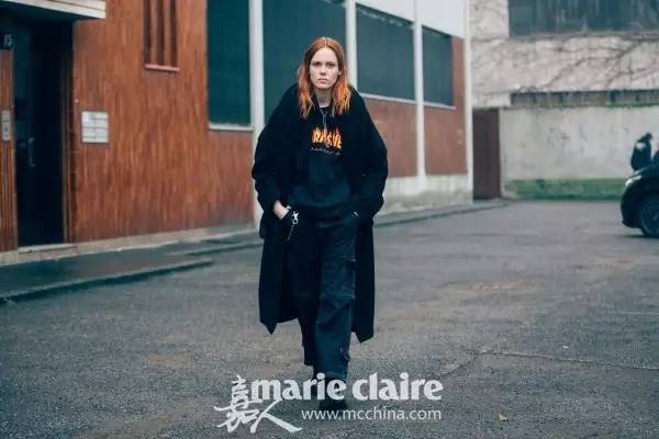 不局限哈雷和滑板文化，酷女孩需要一点“火元素”