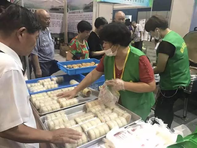 无锡吃货快去!2000多种商品,*疆新**红枣、台湾凤梨酥、阳山糯米饼分分钟抢空……看完只想立刻冲去现场!