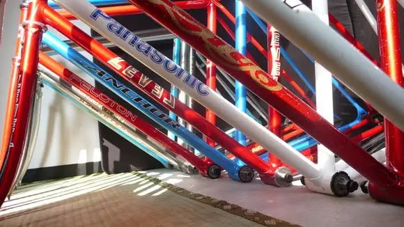 两轮摩托车比四轮的酷,两轮比四轮更浪漫