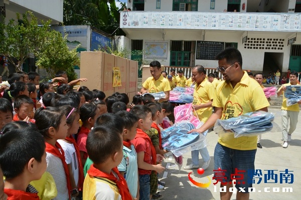 广东南国鼎峰集团到册亨捐助岜凡小学10万元物品现金爱心获称赞
