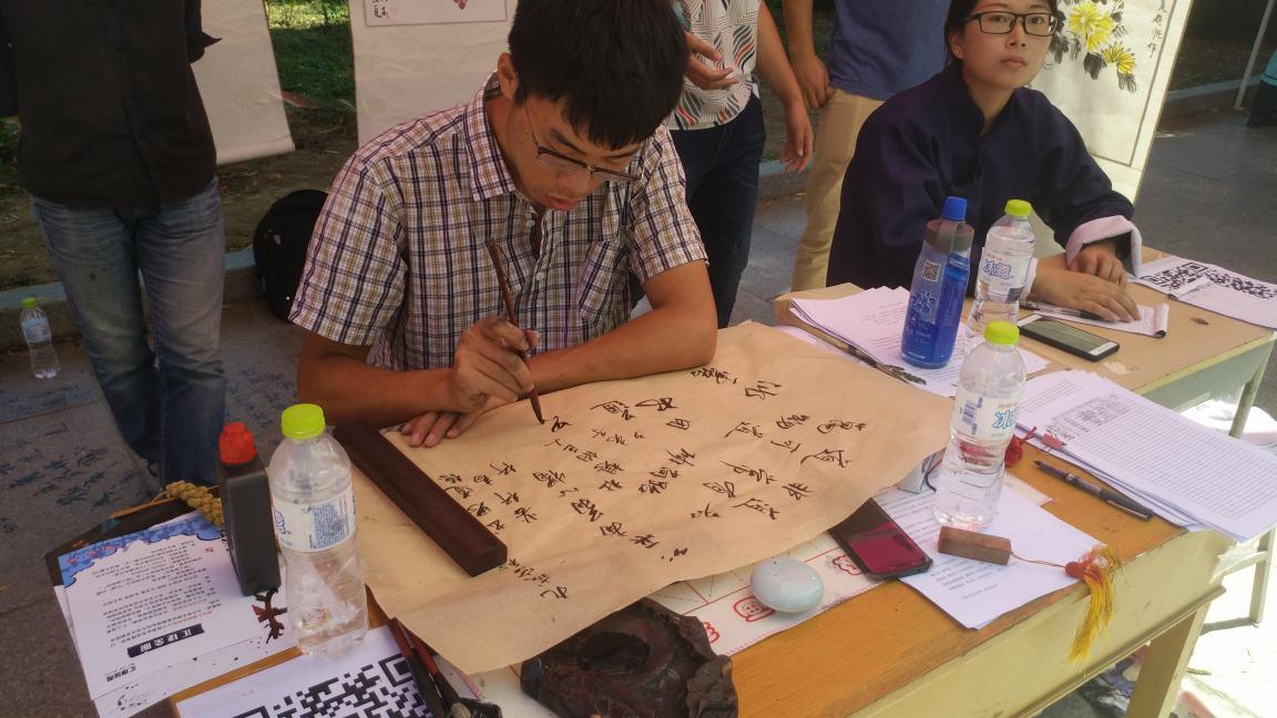 烟大文经学院“百团大战”社团纳新火热进行中