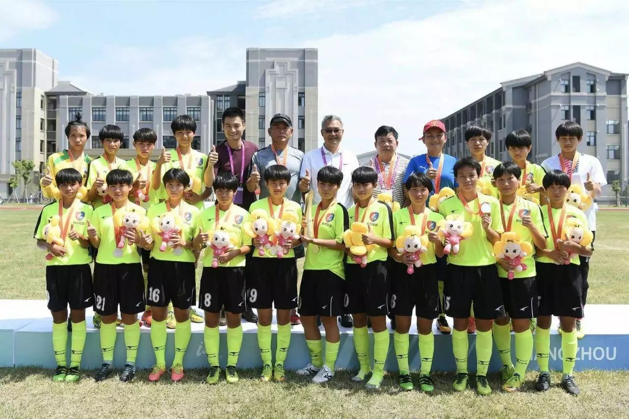 马云对这支女子足球队说：加油踢，争取踢进世界杯！