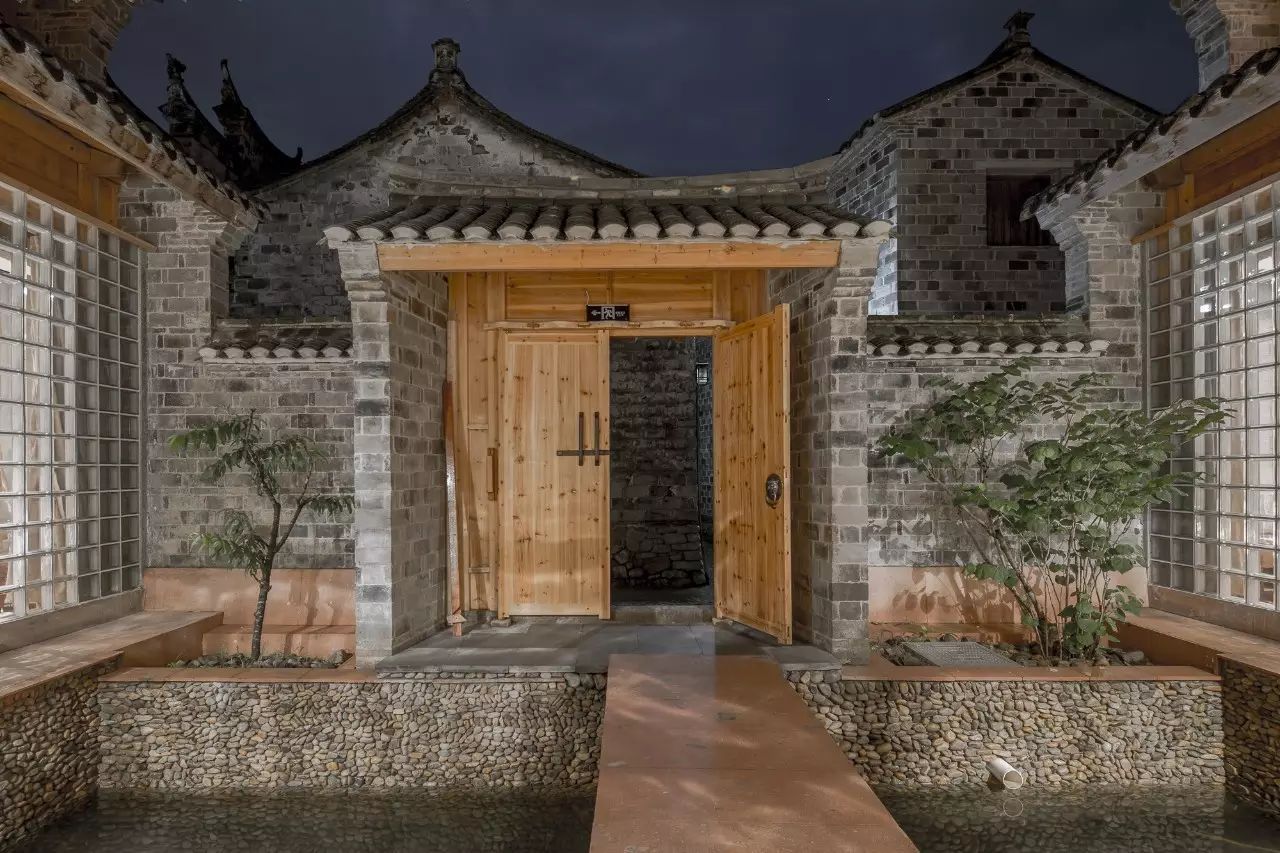 你绝对想不到，在一个唐朝古镇里，藏着大师王灏操刀的纯木客舍！