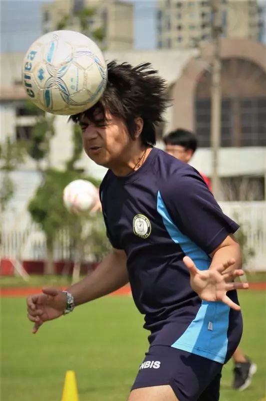 欧冠球队给诺中学生上足球课