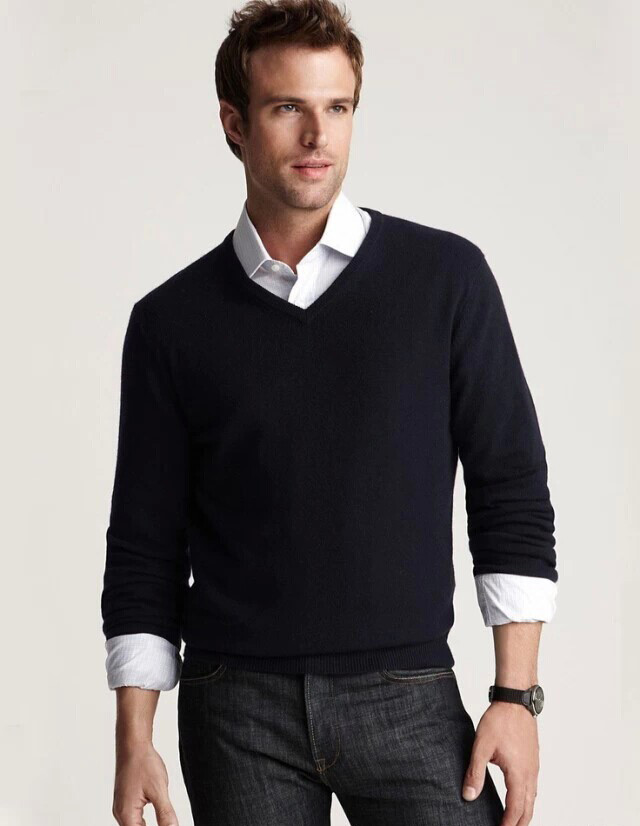 毛衣与衬衫的时髦搭配法,男士圆领蓝色毛衣搭配什么衬衫