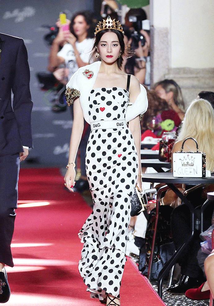 热巴米兰献T台首秀，华丽变身西西里公主｜时装周