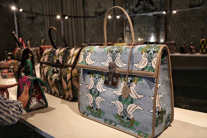 热巴米兰献T台首秀，华丽变身西西里公主｜时装周