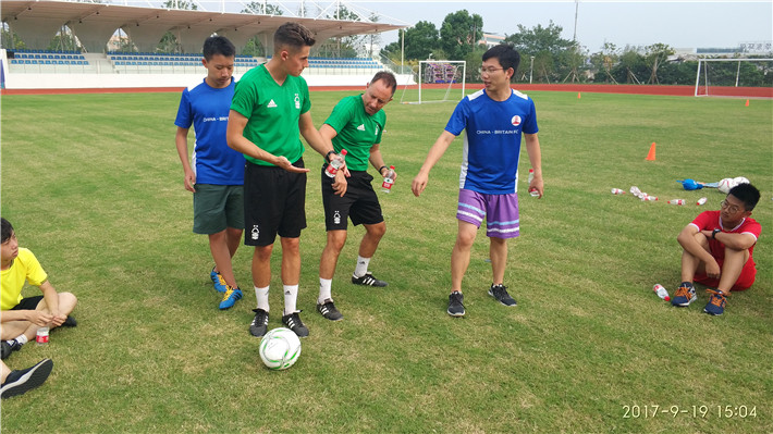 欧冠球队给诺中学生上足球课