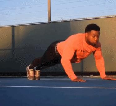 标准俯卧撑做10个都难该怎么提升,一个俯卧撑都做不了的女生