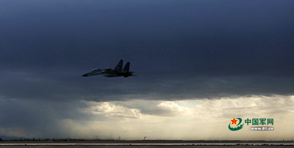 相约长空：巴方空军少将体验飞行中方先进战机