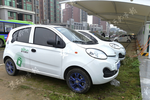 记者武汉体验华为汽车,记者试骑共享单车