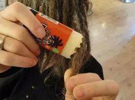 脏辫能每天洗头吗,洗脏辫的时候脏辫会散吗