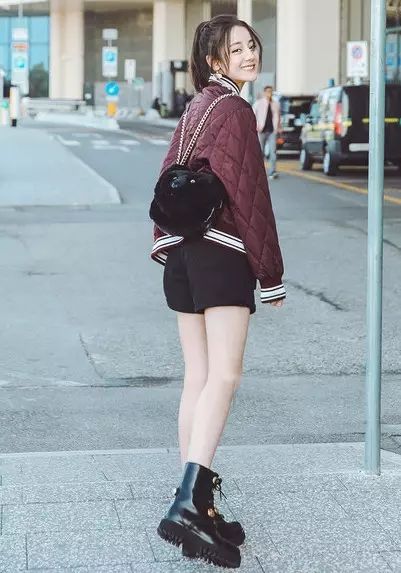 迪丽热巴包包里的东西,迪丽热巴甲壳虫包包