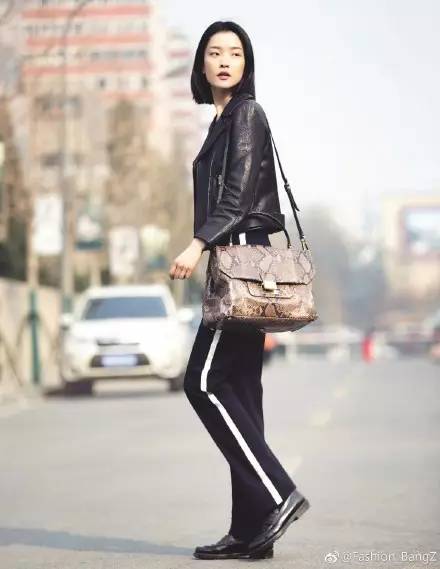 如何摆脱拍照姿势僵硬,僵硬的拍照姿势