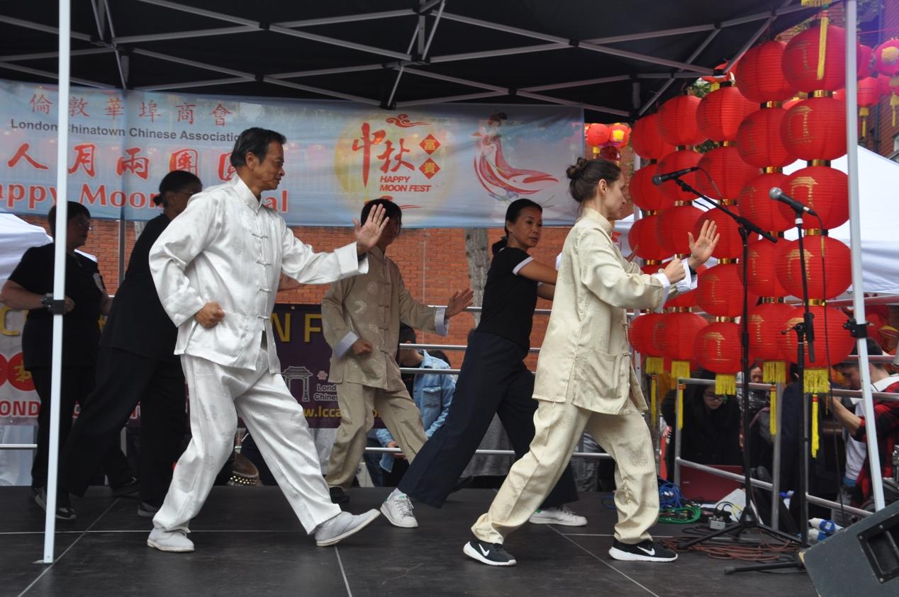 伦敦华埠庆中秋锣鼓喧天唐人街