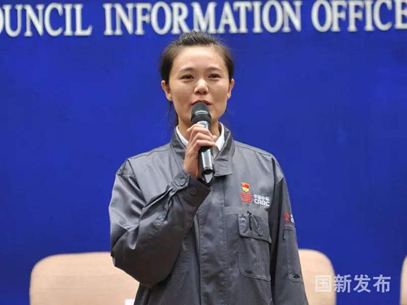 高铁女子接受央视采访,高铁女乘务员上央视开门大吉