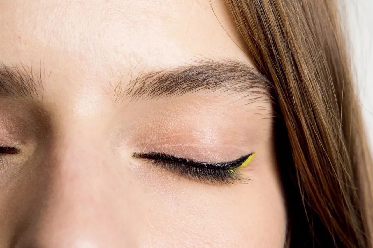 眼线怎么画好看又粗又黑 (看着很野的眼线怎么画)