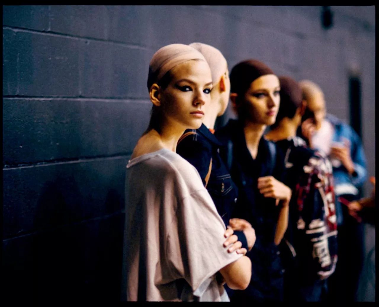 眼线怎么画好看又粗又黑 (看着很野的眼线怎么画)