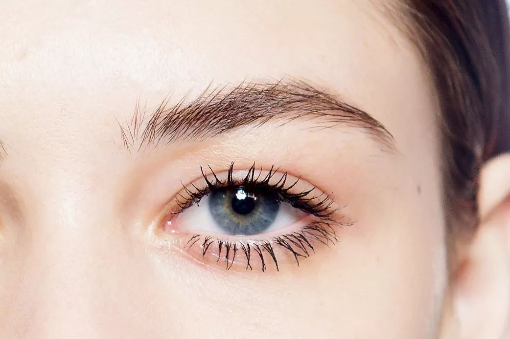 眼线怎么画好看又粗又黑 (看着很野的眼线怎么画)