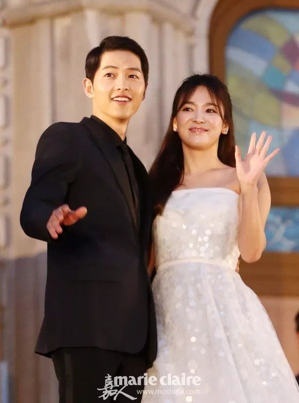 宋慧乔乔妹穿搭蓝色吊带裙,宋慧乔乔妹什么风格都能驾驭