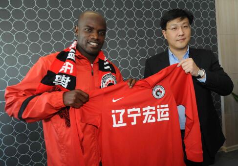 不舍得买衣服,怕家人没饭吃,上场拼到重伤,他是中超最勤勉外援