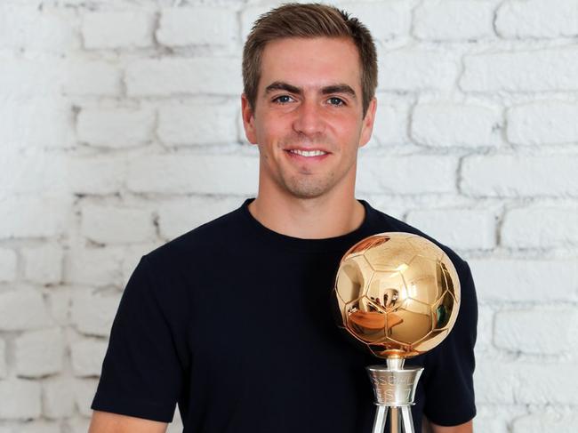 前拜仁队长拉姆获评德国最佳足球运动员，引皇马一巨星的经纪人不满：他不配！