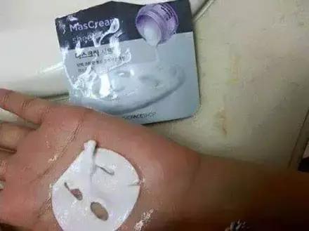 网购时商家送了个小面膜,没想这么小,给猫试了下,这~