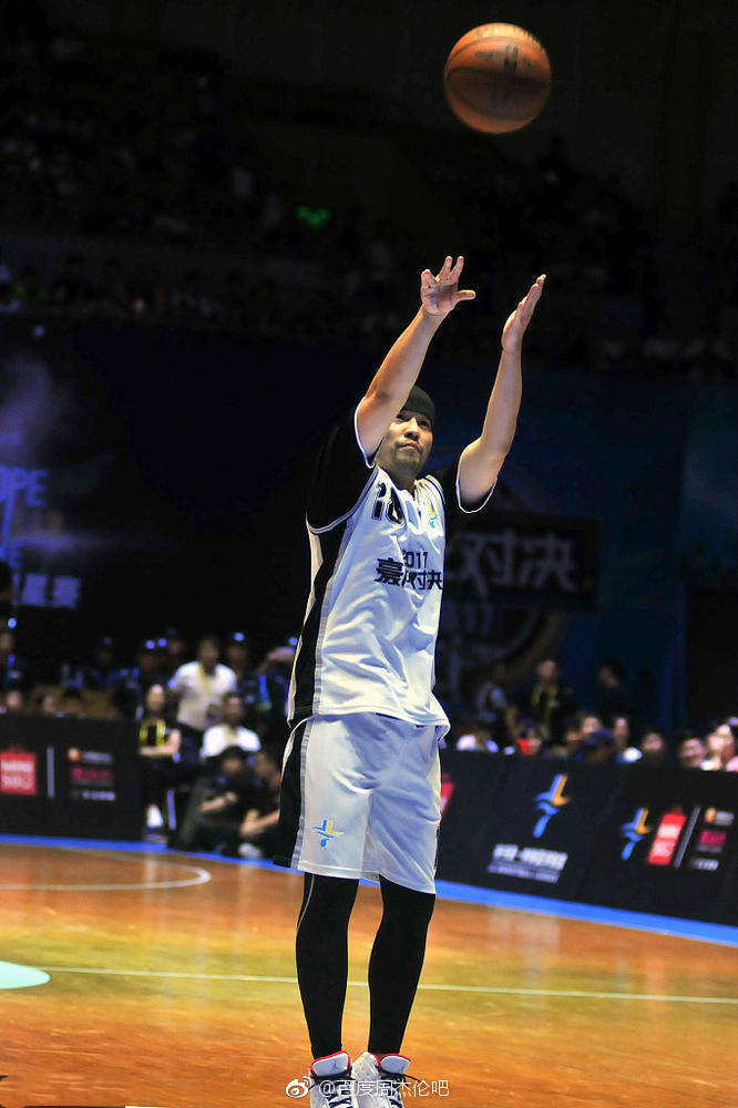 周杰伦单挑科比完整版,周杰伦不看人传球逼疯林书豪