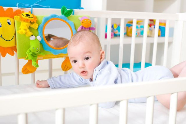 几个月宝宝摔下床吓到会发烧吗,几个月的宝宝掉下床