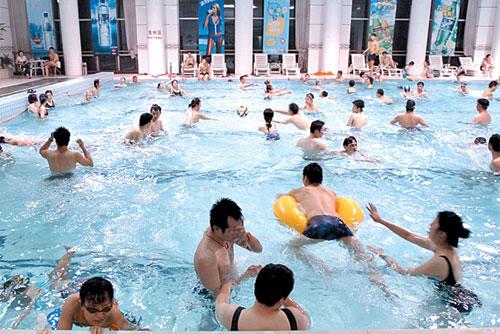 妈妈带孩子进更衣室,母亲带儿子进女澡堂