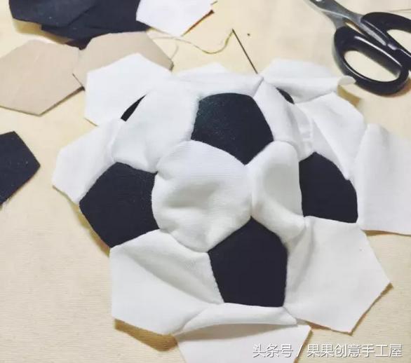 不织布手工足球制作教程,废物利用制作足球衣服