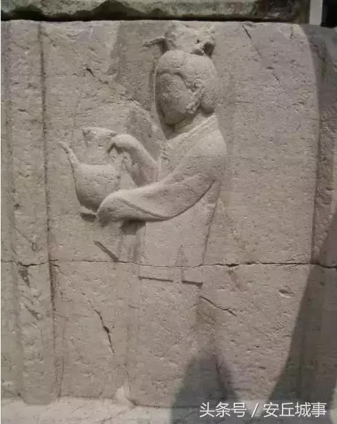 安丘石埠子出土一石棺，人称九女坟