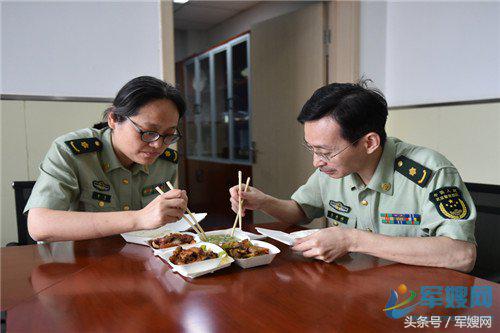 并肩共战的夫妻,并肩作战的战友夫妻