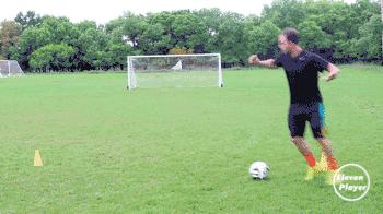 足球带球突破时需要注意什么,足球左脚踩球右脚带球转身教学