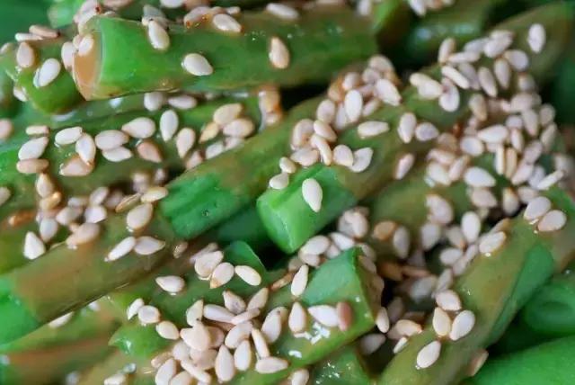 三伏天不吃饭也要买一件棉麻衫,三伏天不开空调吃饭一身汗