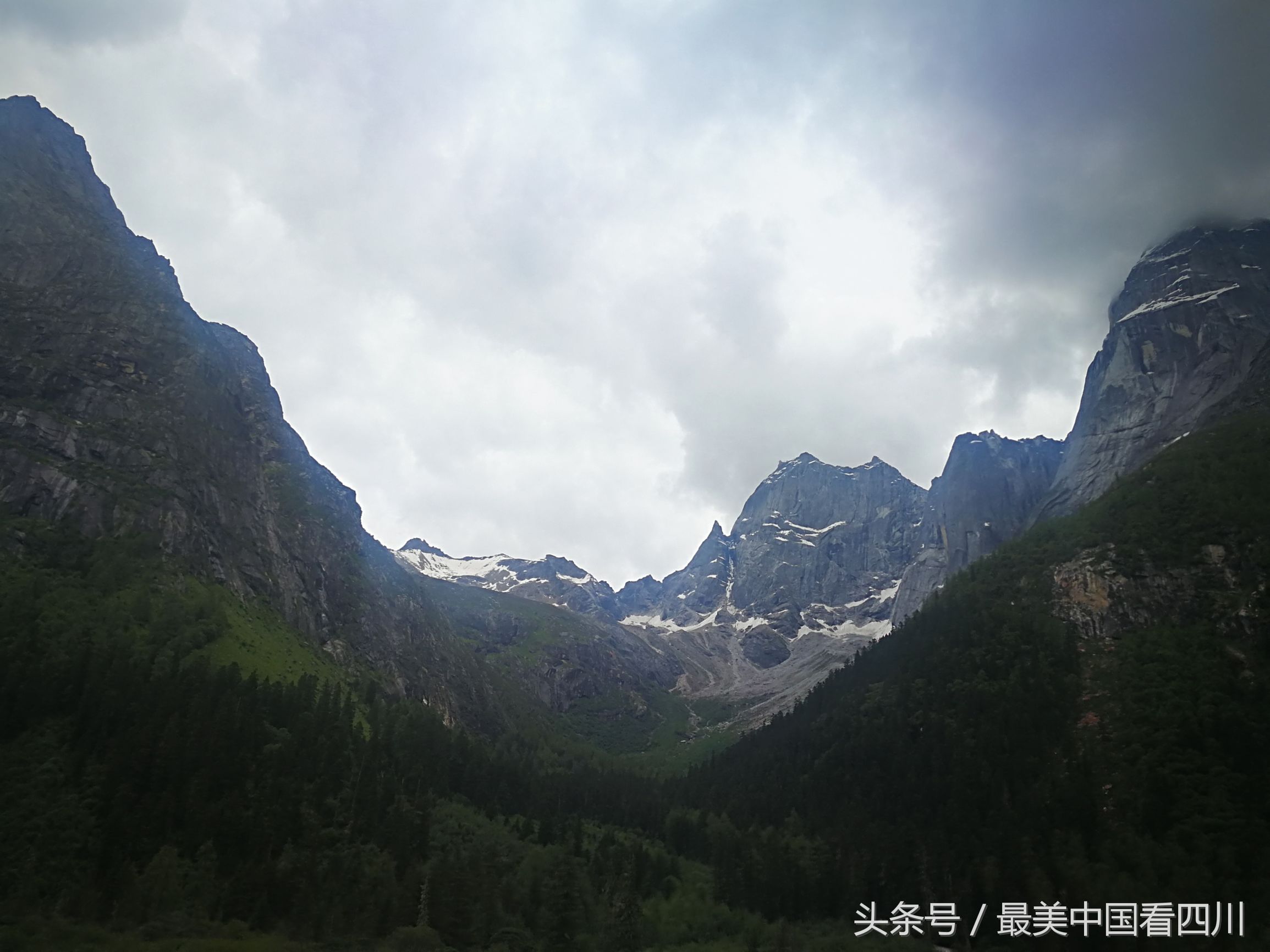 川渝足球首次高原巅峰对决在四姑娘山清凉打响