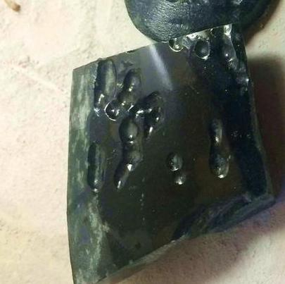 墨翠黑色翡翠原石,黑色翡翠和墨翠的区别