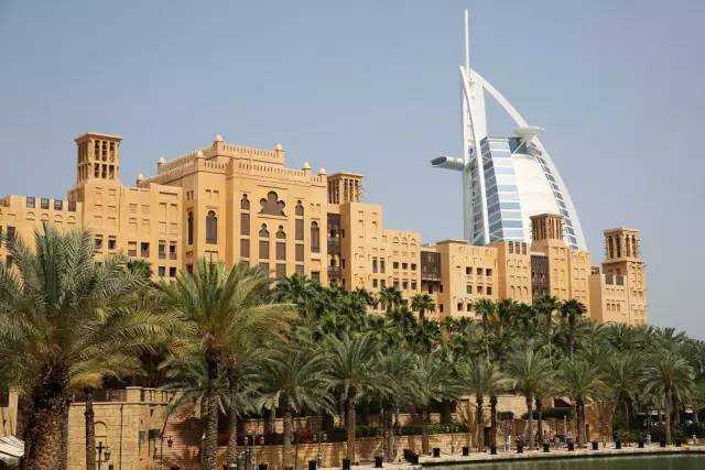 迪拜,一边是黄金,一边是黄土