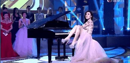 佛前一跪三千年，未见我佛心生怜；莫是尘埃遮佛眼，原是未献香火钱；佛若不贪，为何要世人供奉？