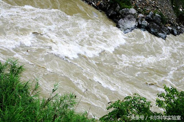 卡尔带你了解了解：泸定桥的铁索是怎么样运到河对岸的那？