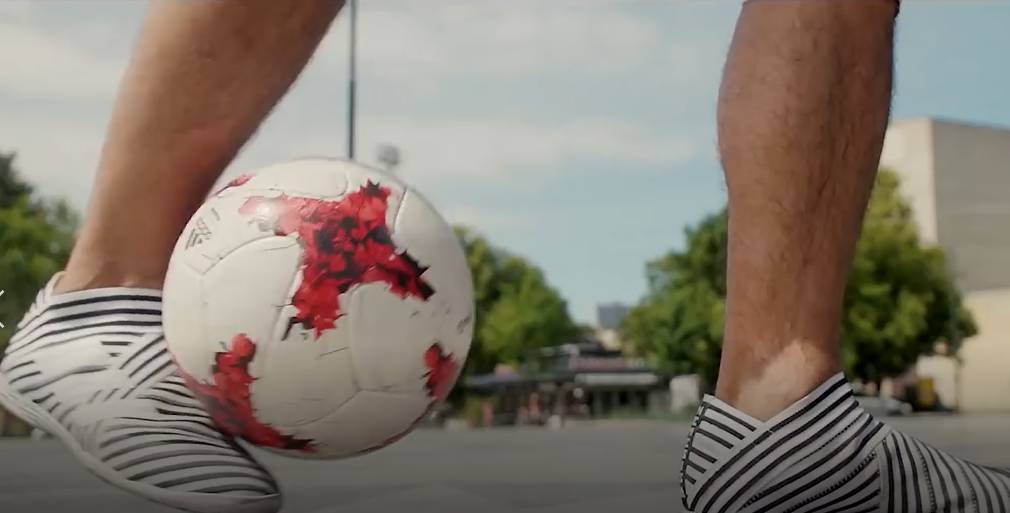 足球花式动作精彩表演,最帅的足球技巧表演教程