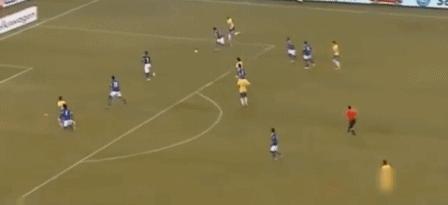 GIF-他空门竟然踢成这样？托妞看了会沉默，罗比看了会流泪！