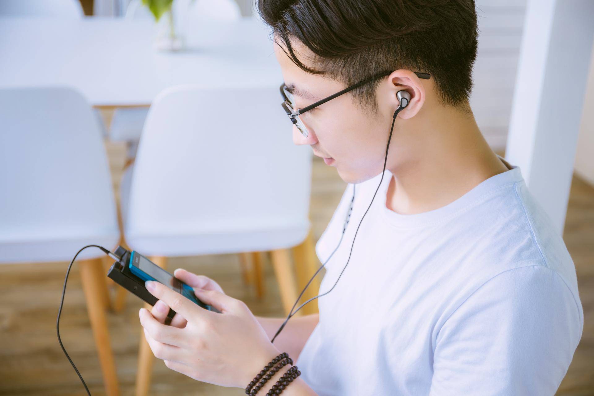 你信不信，魅蓝这Flow耳机的舒适感，总让你忘记一件事