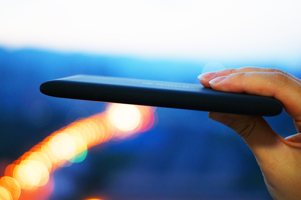 迷你超薄快充大容量充电宝测评,轻磁5000毫安超薄磁吸无线充电宝