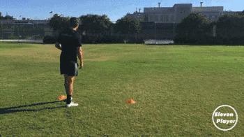 足球实战技巧长传球的练习秘诀,新手必学足球简单的过人技巧