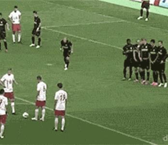 足球搞笑的gif,足球场上永不放弃的名场面gif