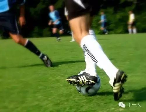 带球时怎么抬头看人,带球总是不抬头怎么办