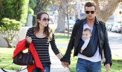 妈妈抱宝宝累,妈妈抱儿子很累